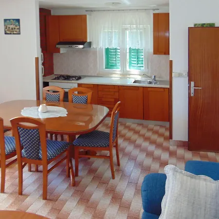 Apartment Frano Postira